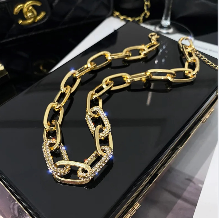 COLLIER LISA
